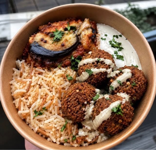 Bowl de falafels, riz et aubergines grillées sauce tahini