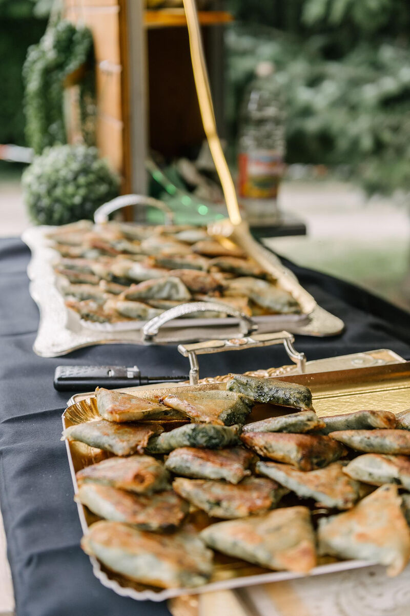 Buffet de bricks dorées présentées sur plateaux