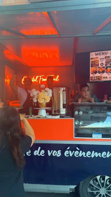 Le camion Oriental Food Truck en plein service, enseigne néon allumée