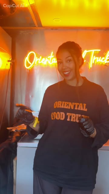 Sabrina, fondatrice d'Oriental Food Truck, dans son camion